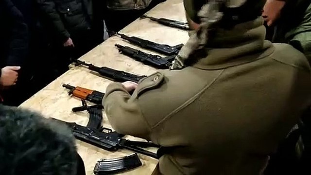 Guerre en Ukraine : des Ukrainiens apprennent à manier les armes