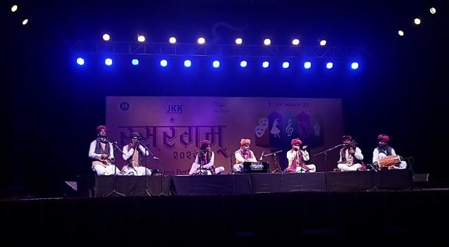 Rasrangam- दर्शकों ने जेकेके में नाटक हुंकारो और राजस्थानी सूफी नाइट का आनंद लिया