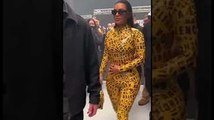 Kim Kardashian habillée en ruban jaune Balenciaga au défilé Balenciaga Paris !