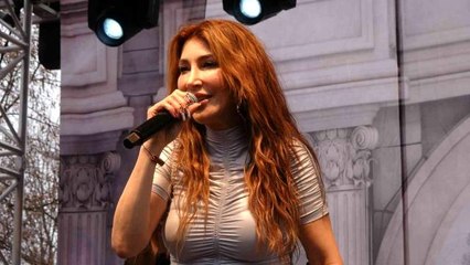Hande Yener, sevenlerini mini konserle coşturdu