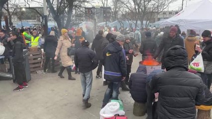 Ukrayna'dan ayrılmak zorunda kalanların Lviv tren istasyonundaki bekleyişi sürüyor