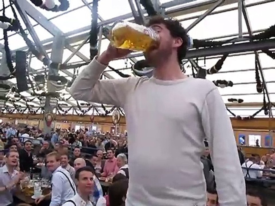 Il boit 1l de bière en 10sec sans en mettre une goutte par terre