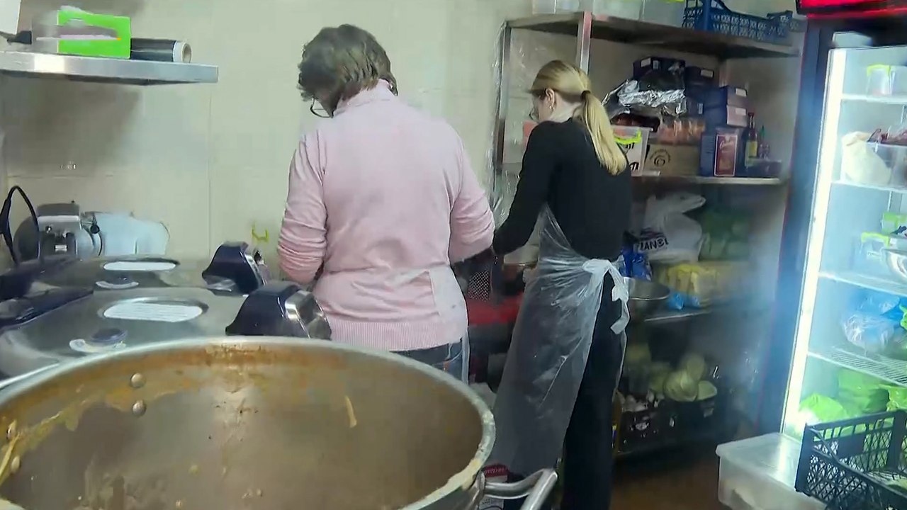 شباب متطوعون يجمون التبرعات ويعدون الطعام للجنود الأوكرانيين في أوديسا