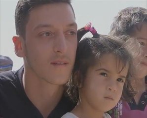 Mesut Ozil luang masa bersama kanak-kanak Syria