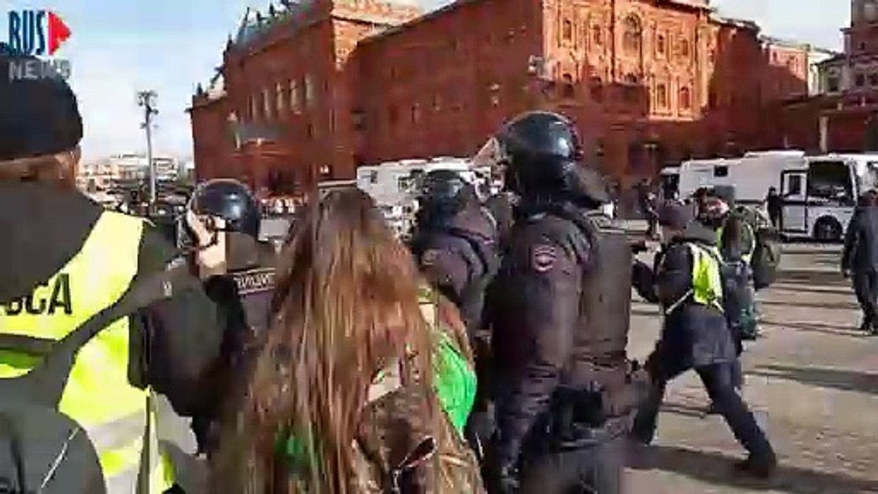 Тысячи россиян вышли на акции протеста против в...