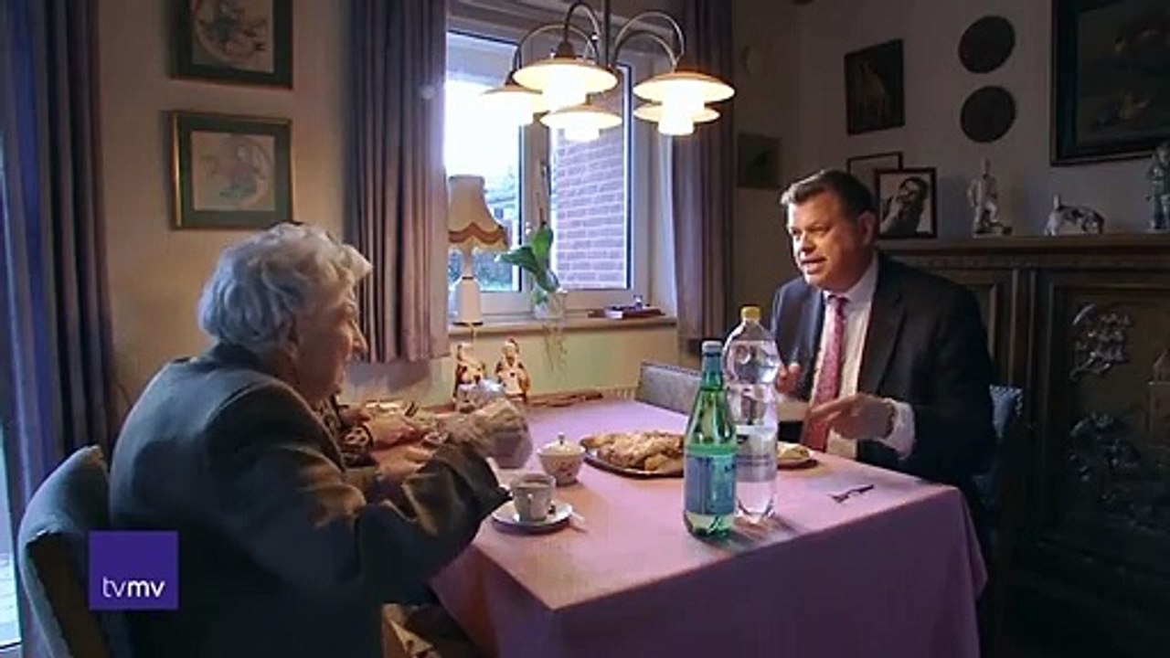 Ligestllingsminister besøger LGBT-aktivist | Mogens Jensen | Doris Pollas | Silkeborg | 02-12-2019 | TV MIDTVEST @ TV2 Danmark