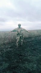 Bir Ukrayna askeri kızına iyi olduğunu kanıtlamak için TikTok hesabı açtı.