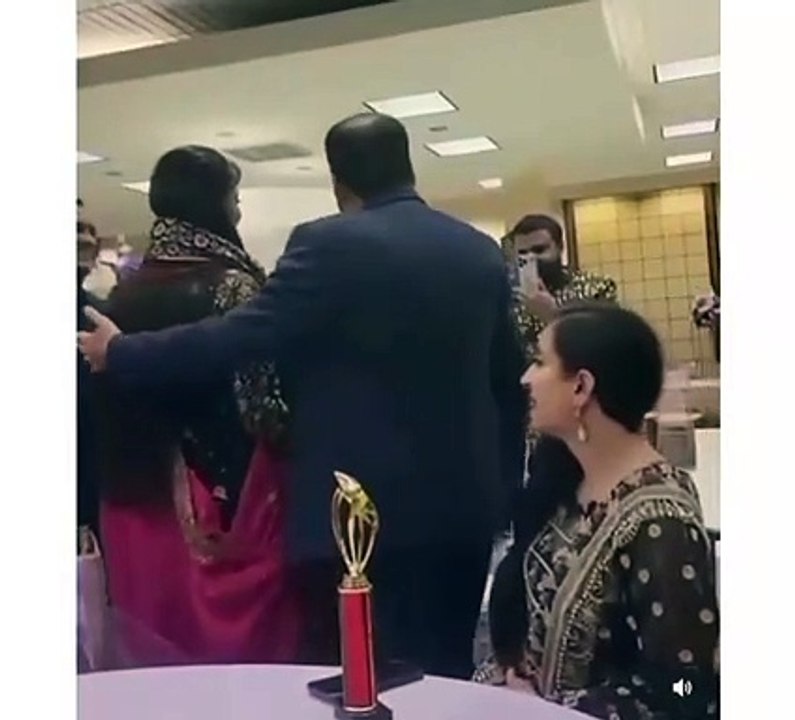Video of a fan trying to hug Mehwish Hayat