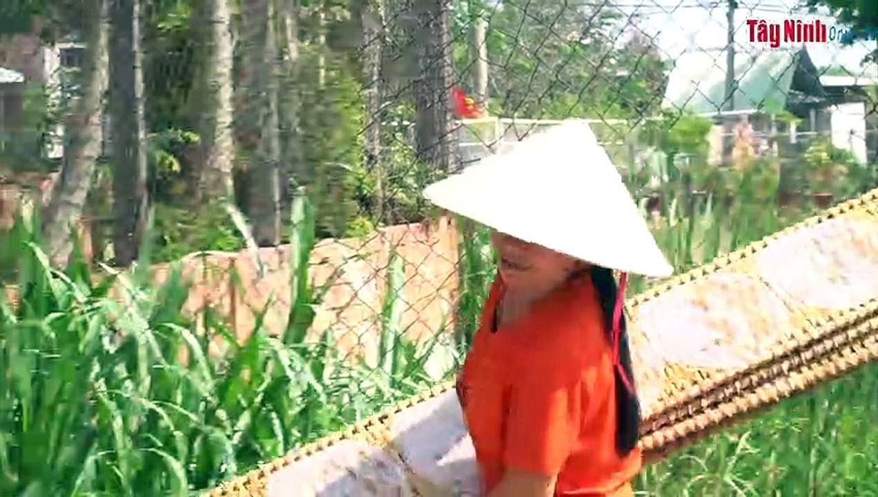 Bảo tồn và phát huy nghề truyền thống tráng bánh tráng ấp Cây Trắc