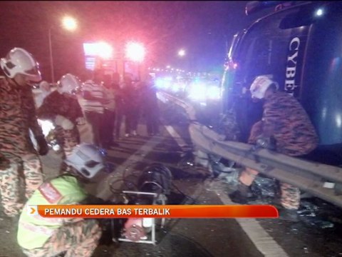 Pemandu cedera bas terbalik rempuh belakang kereta