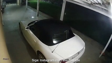 Carro despenca de altura de dez metros e cai sobre telhado de uma residência