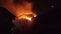Bir apartmanın çatısında çıkan yangın söndürüldü