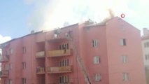 Uşak'ta 4 katlı bir apartmanın çatısında çıkan yangın paniğe neden oldu