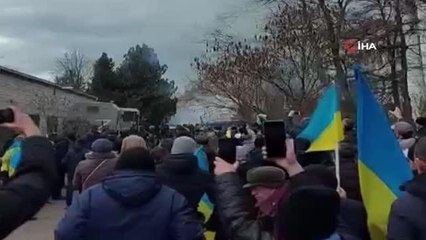 Ukraynalılar, Herson'da Rus ordusunu protesto etti