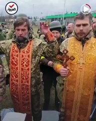 زوجان أوكرانيان يعقدان قرانهما ببدلتهما العسكرية رغم الحرب الروسية