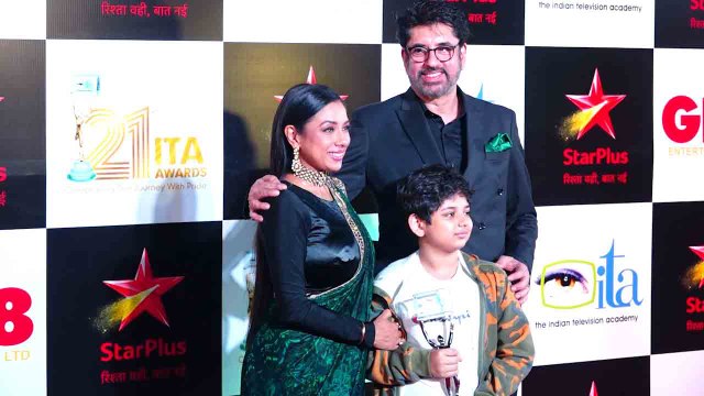 Anupamaa की Rupali Ganguly फैमिली संग ऐसे पहुंची ITA Awards 2022 पर ; Watch video | FilmiBeat