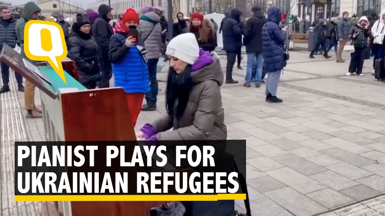 Ukraine Crisis | Pianist Plays 'What a Wonderful World' for Ukrainian Refugees at Lviv Station