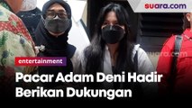 Adam Deni Jalani Sidang Perdana, Pacar Hadir Berikan Dukungan