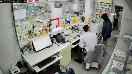 Ankara'da nöbetçi eczaneyi bıçakla soymaya kalkışan kişinin etkisiz hale alınması kameralarda