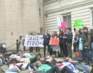 English doctors stage fourth strike in bitter dispute