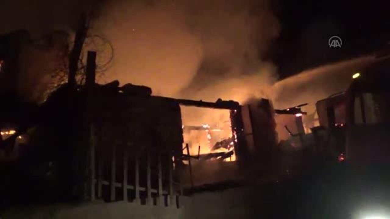 Çıkan yangında ahşap ev, samanlık, ahır ve kümes yandı