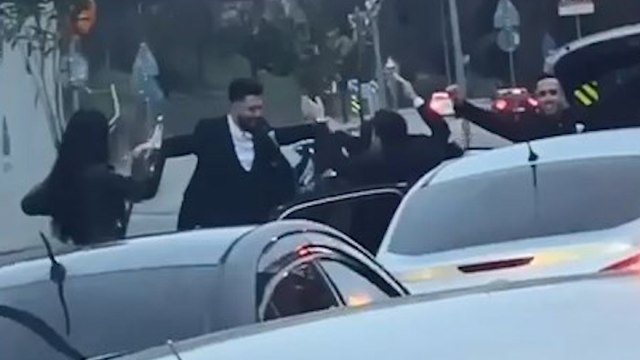 Eyüpsultan’da düğün konvoyu: yolu kapatıp oynadılar