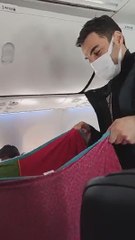 UÇAKTA AĞLAYAN BEBEĞİ BATTANİYEDE SALLAYAN MEHMET YOLCULAR ÇOK MEMNUN KALDI