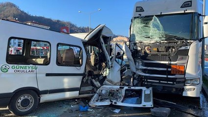 Okul servisi tırla çarpıştı! Öğrenciler can pazarının ortasında kaldı