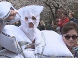 Hundreds take part in giant pillow fight in New York