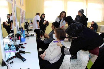 Kuaförlerden sağlık çalışanı kadınlara jest