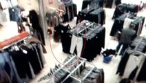 Mağazada müşterinin çantasından para çalan hırsız, aynı iş yerindeki güvenlik görevlisi çıktı