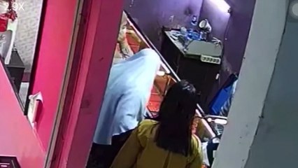 Komplotan Emak-emak Pencuri Perhiasan Emas Terekam CCTV