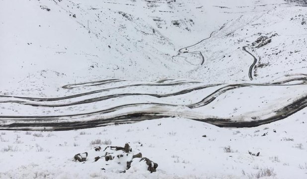 Uludere-Uzungeçit'e çığ düştü, yol saatler sonra ulaşıma açıldı