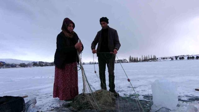 Yüzeyi donan Çıldır Gölü'nde Eskimo usulü balık avı