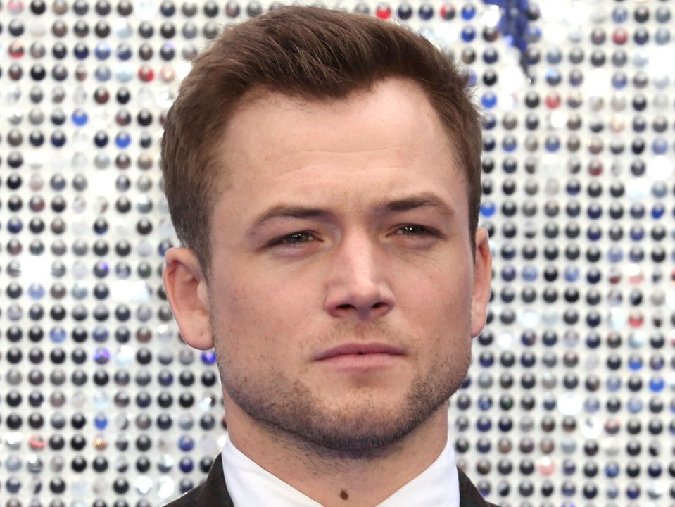 Nach Zusammenbruch auf der Bühne: Taron Egerton meldet sich!