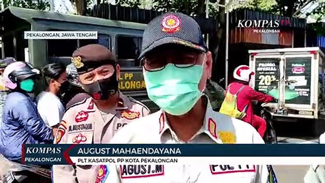 Satpol PP Pekalongan Bagikan Bunga, Masker dan Sembako