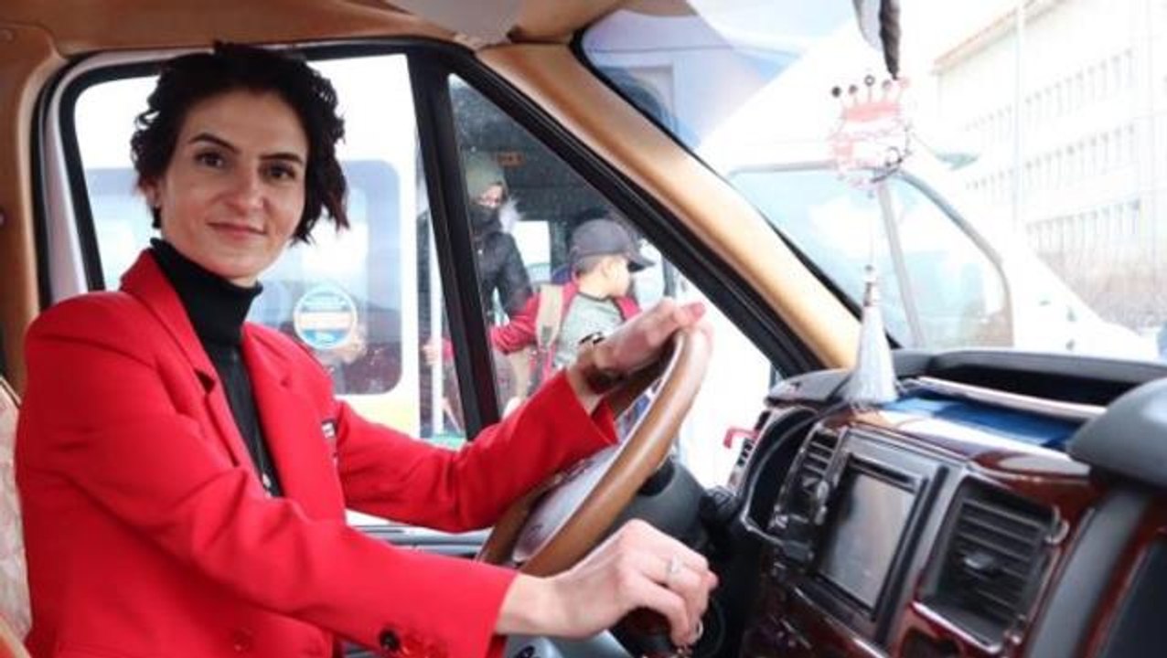 "Kadından şoför mü olur?" diyenlere aldırmadı, öğrenci servisi şoförü oldu!