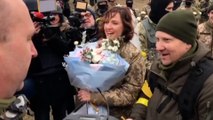 Ukraine : deux soldats se marient près de la ligne de front