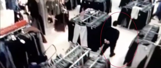 Mağazanın güvenlik görevlisi müşterinin çantasından para çaldı!