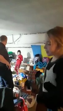 Une petite fille ukrainienne chante Libéré Délivré dans les sous sols des bâtiments bombardés