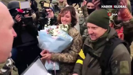 Savaşa hazırlanan Kiev'de bulunan çift, cephe hattında evlendi