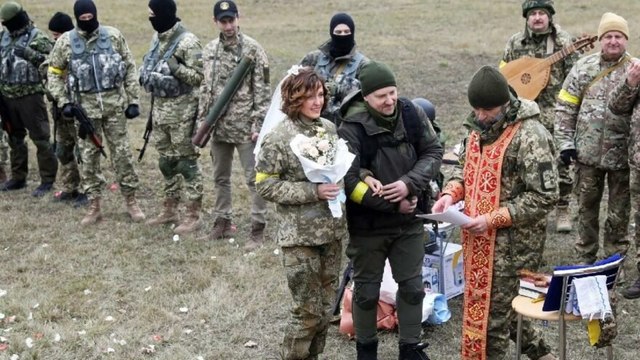 Rus işgaline karşı savaşan çift cephede evlendi