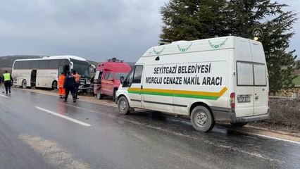 ESKİŞEHİR - Servis otobüsü ile otomobili çarpıştı, 3 kişi öldü, 1 kişi yaralandı