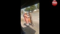 पुलिसकर्मी ने साधु की जेब से रुपए निकालकर की मारपीट, वीडियो वायरल