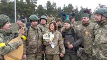 Sokak savaşına hazırlanan Kiev'de asker çift, ateş hattında hayatlarını birleştirdi