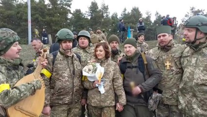 Sokak savaşına hazırlanan Kiev'de asker çift, ateş hattında hayatlarını birleştirdi