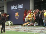 Barcelona fans pay hommage to Johan Cruyff