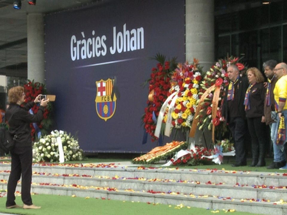 Barcelona fans pay hommage to Johan Cruyff