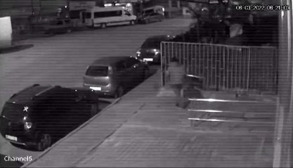 Tekmeleyerek kırdığı demir korkuluğu çaldı