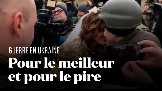 Deux soldats ukrainiens se marient à un poste de contrôle à Kiev